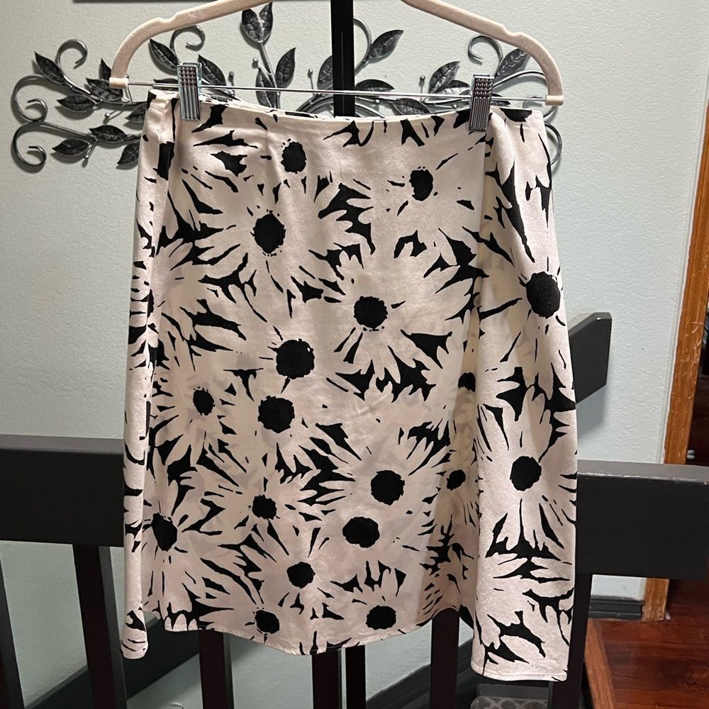 Notations Black and White Floral Skirt Size Small #DO182